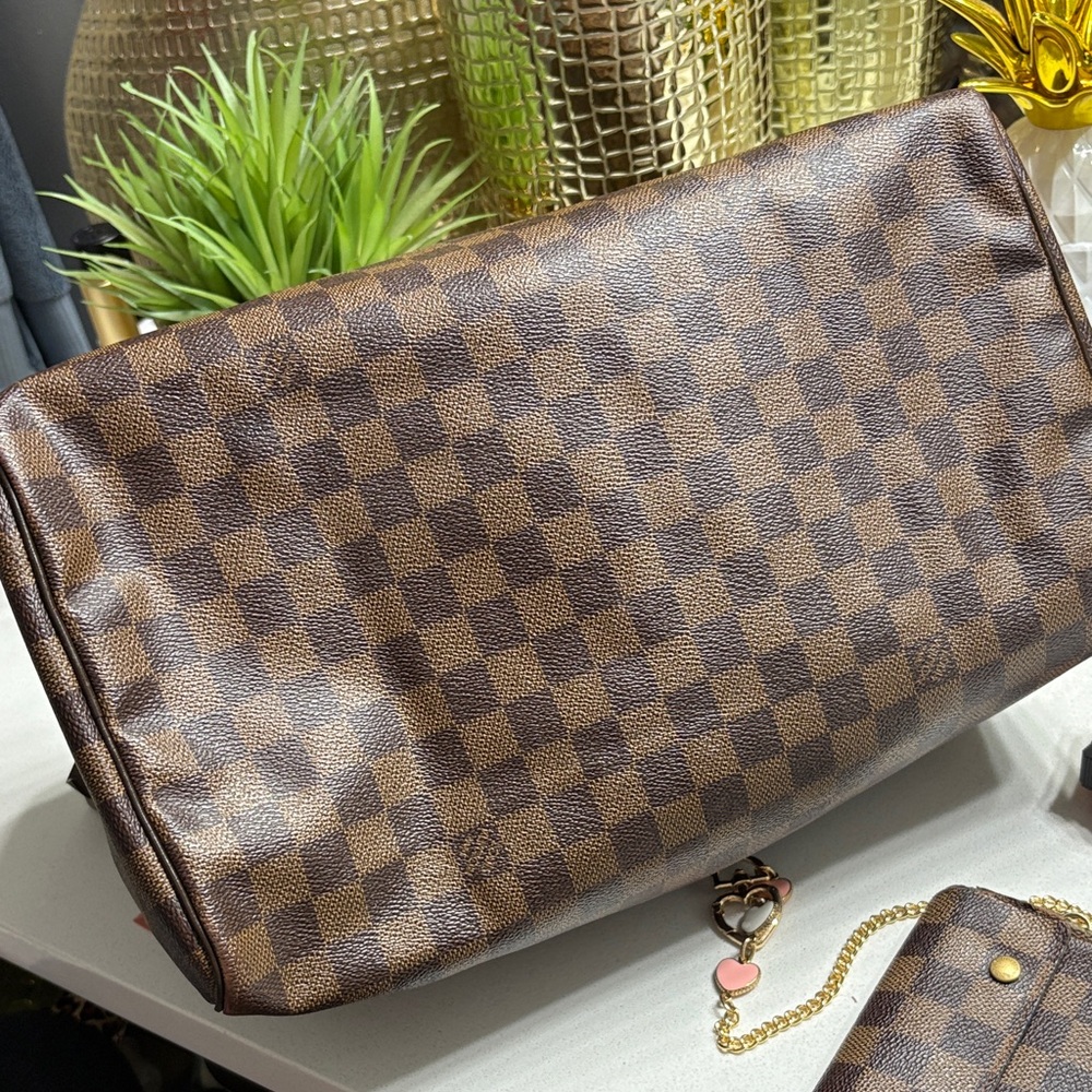 Louis Vuitton Speedy 30 Bandouliere
Damier Ebene plus wallet - Picture 12 of 17